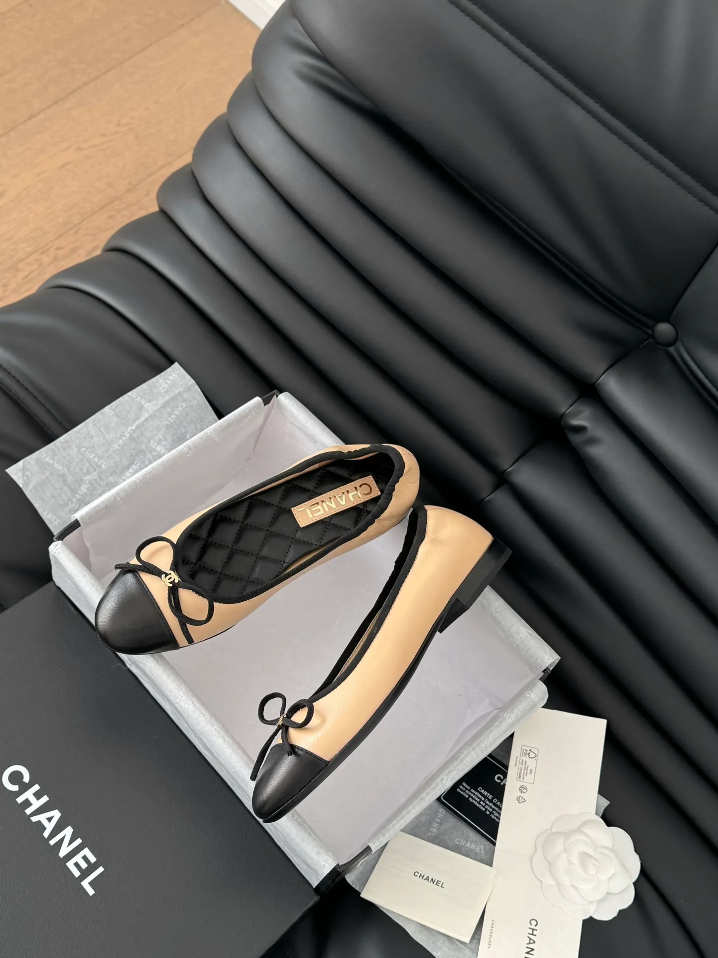 👟👟Ex-factory price 520👟👟 Chanel Xiaoxiang 25C new bow shoe series, original 1:1 replica, a classic among classics. It is perfect whether paired with trousers or skirts. The small round toe design is very good at modifying the foot shape. A must-have for little fairies! The upper is made of imported lambskin, the lining is made of top-grade mixed sheepskin, and the outsole is imported Italian cowhide. Size: 35-39 (40/41/42/43 customized)